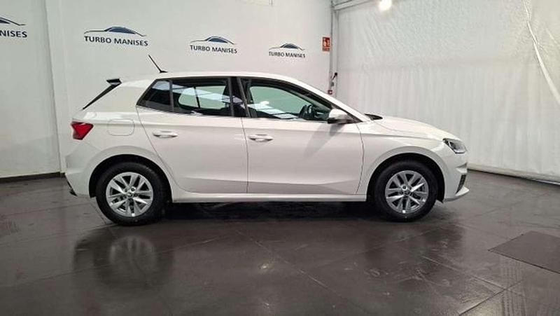 Usado Skoda Fabia Ambition 80 CV (58 kW) 2022 Blanco Utilitario