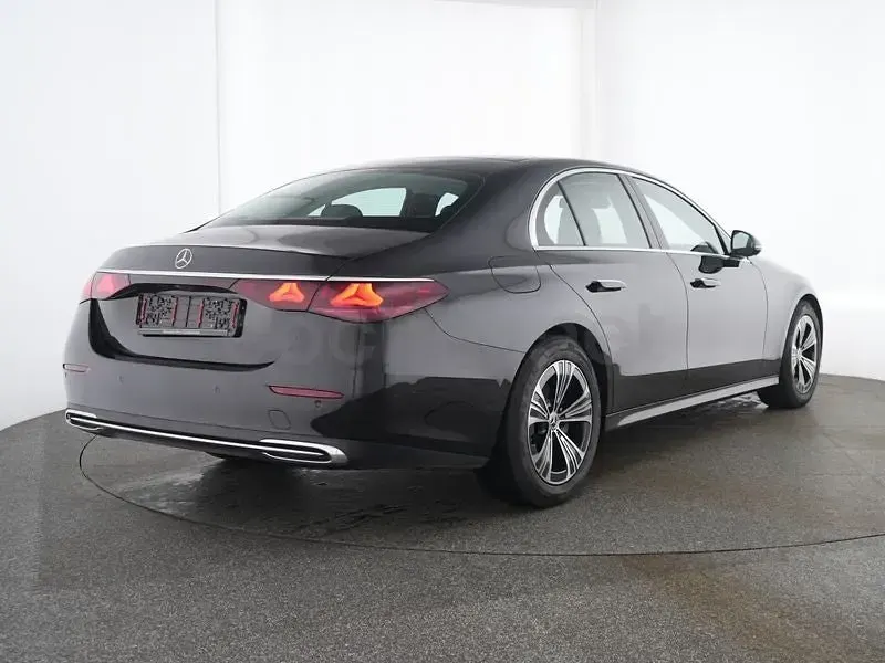 Usado Mercedes E220 197 CV (144 kW) 2025 Negro Berlina