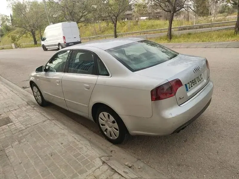 Usado Audi A4 140 CV (102 kW) 2005 Gris / plata Berlina