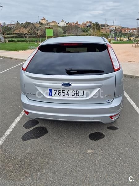 Usado Ford Focus Trend 109 CV (80 kW) 2008 Gris / plata Berlina