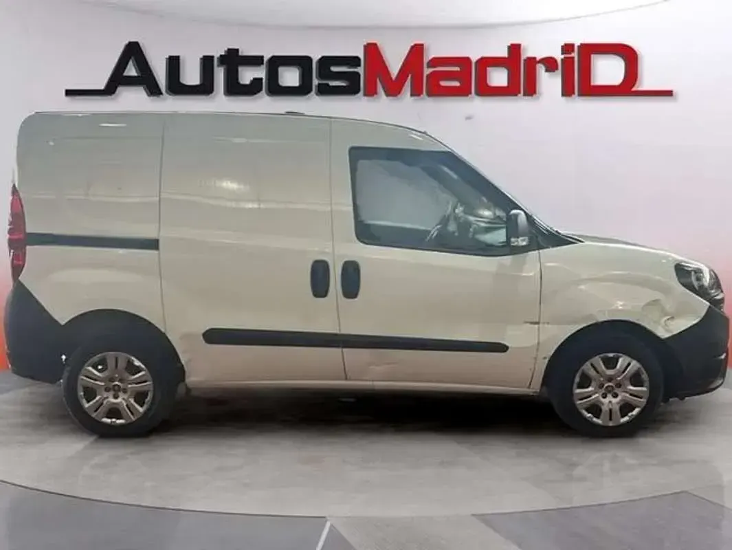 Usado Fiat Doblò Pop 95 CV (69 kW) 2021 Blanco Monovolumen