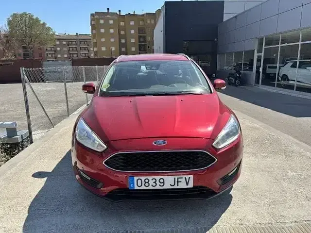Usado Ford Focus Trend 120 CV (88 kW) 2015 Rojo Familiar