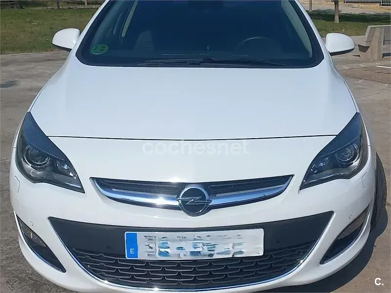 Usado Opel Astra Excellence 136 CV (100 kW) 2014 Blanco Familiar