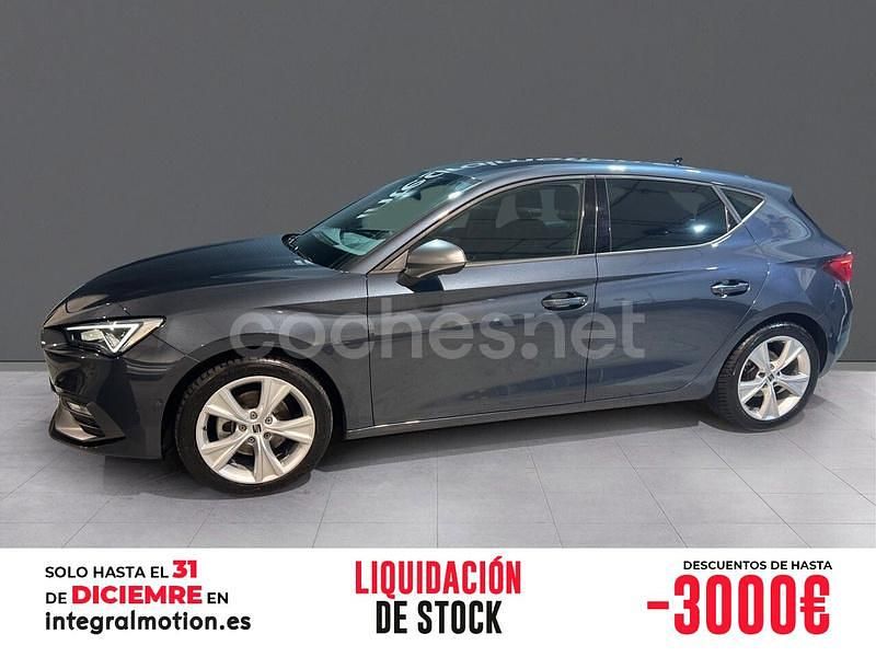 Gris Usado 2024 Seat Leon FR Berlina | 24.900 € (Un poco caro) - Imagen 1/4
