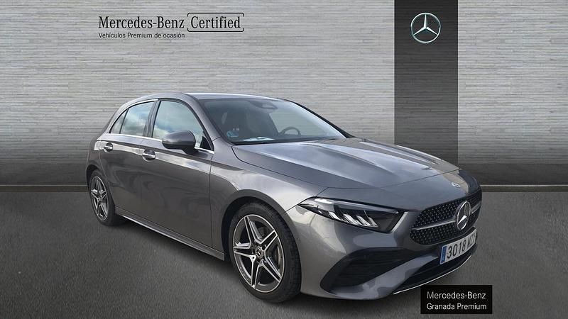Usado Mercedes A180 AMG line 136 CV (100 kW) 2025 Gris montaña Berlina