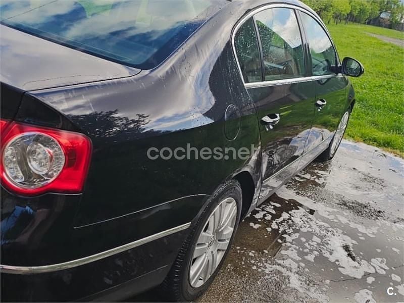 Usado VW Passat Highline 140 CV (102 kW) 2006 Negro Berlina
