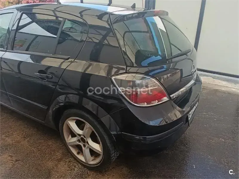 Usado Opel Astra Sport 100 CV (73 kW) 2007 Negro Berlina