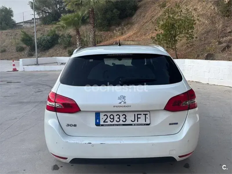 Usado Peugeot 308 SW Allure 120 CV (88 kW) 2015 Blanco Familiar