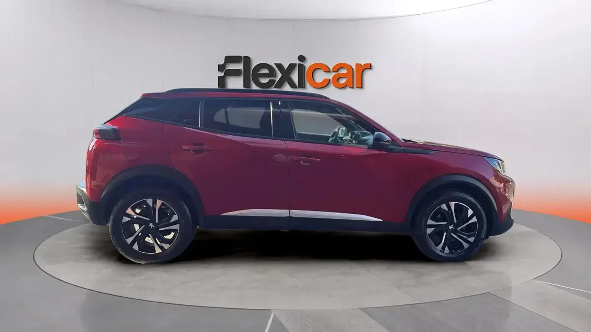 Usado Peugeot 2008 Allure 130 CV (95 kW) 2023 Granate SUV
