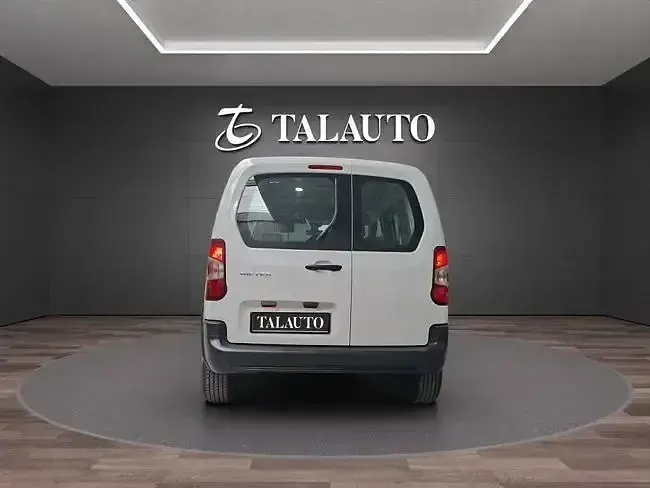 Usado Peugeot Rifter Active 100 CV (73 kW) 2022 Blanco Monovolumen