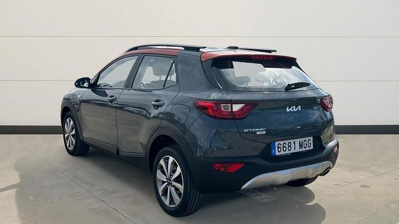 Usado Kia Stonic 100 CV (73 kW) 2023 Gris SUV
