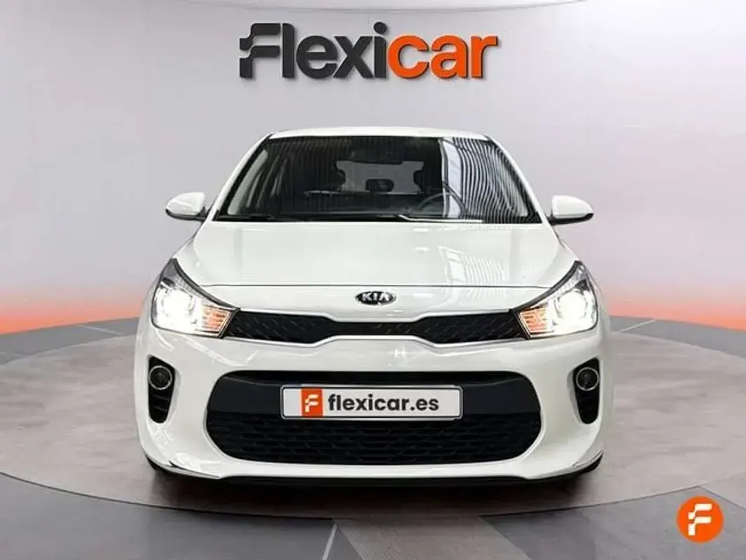 Usado Kia Rio 84 CV (61 kW) 2018 Blanco Berlina