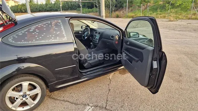 Usado Ford Focus Sport 115 CV (84 kW) 2006 Negro Berlina