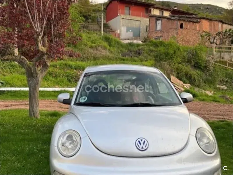 Usado VW New Beetle 100 CV (73 kW) 2001 Gris / plata Utilitario