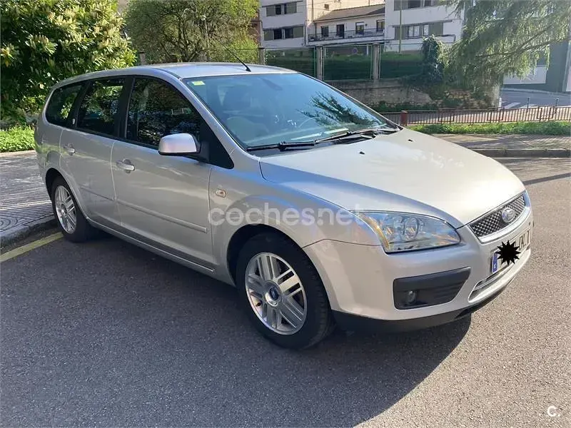 Usado Ford Focus Ghia 136 CV (100 kW) 2005 Gris / plata Familiar