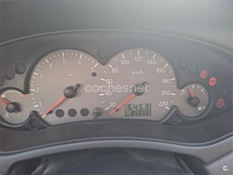 Usado Ford Focus Ambiente 100 CV (73 kW) 2001 Verde Berlina