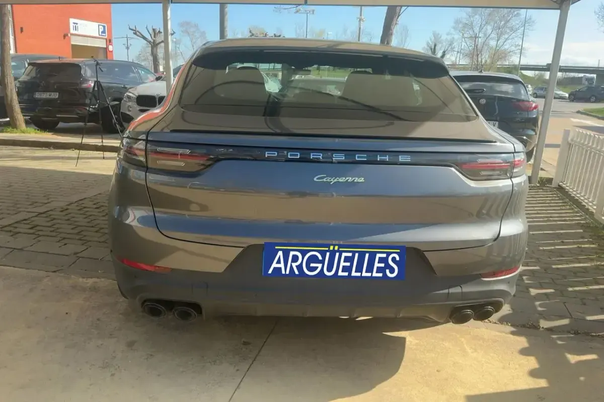 Usado Porsche Cayenne E-Hybrid Coupe 462 CV (339 kW) 2020 Gris / plata SUV