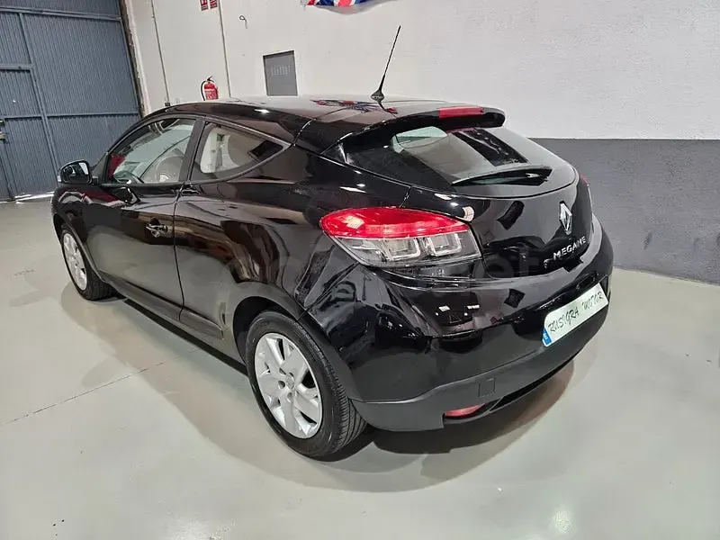 Usado Renault Mégane Dynamique 115 CV (84 kW) 2013 Negro Berlina
