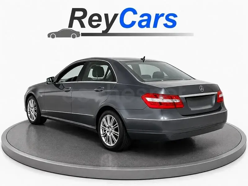 Usado Mercedes E200 Elegance 136 CV (100 kW) 2009 Gris / plata Berlina
