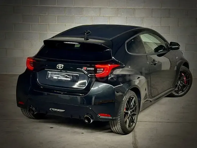Usado Toyota Yaris 261 CV (191 kW) 2022 Negro Utilitario