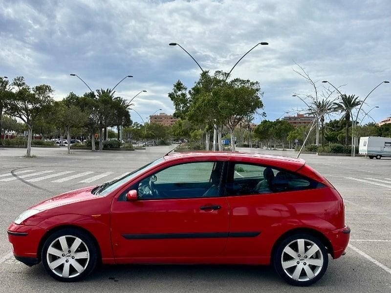 Usado Ford Focus Trend 115 CV (84 kW) 2004 Rojo Berlina