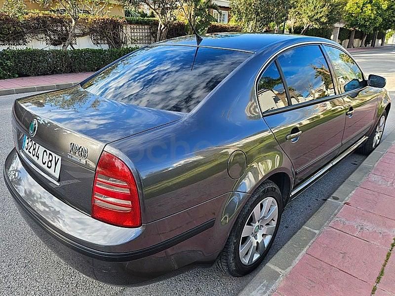 Usado Skoda Superb Elegance 131 CV (96 kW) 2002 Gris Berlina