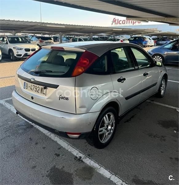 Usado Ford Focus Ambiente 100 CV (73 kW) 2000 Gris / plata Berlina