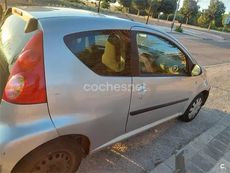 Usado Peugeot 107 Urban Move 54 CV (39 kW) 2007 Blanco Utilitario