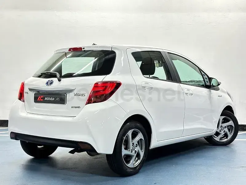 Usado Toyota Yaris Hybrid Active 100 CV (73 kW) 2016 Blanco Berlina