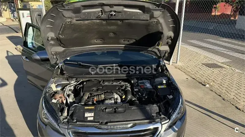 Usado Peugeot 308 Allure 115 CV (84 kW) 2013 Gris / plata Berlina