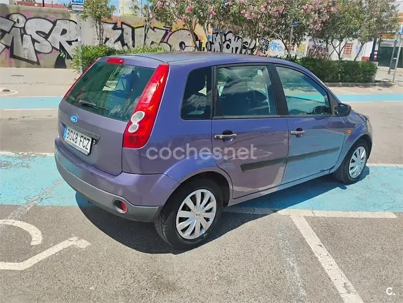 Usado Ford Fiesta 70 CV (51 kW) 2006 Violeta / lila Utilitario