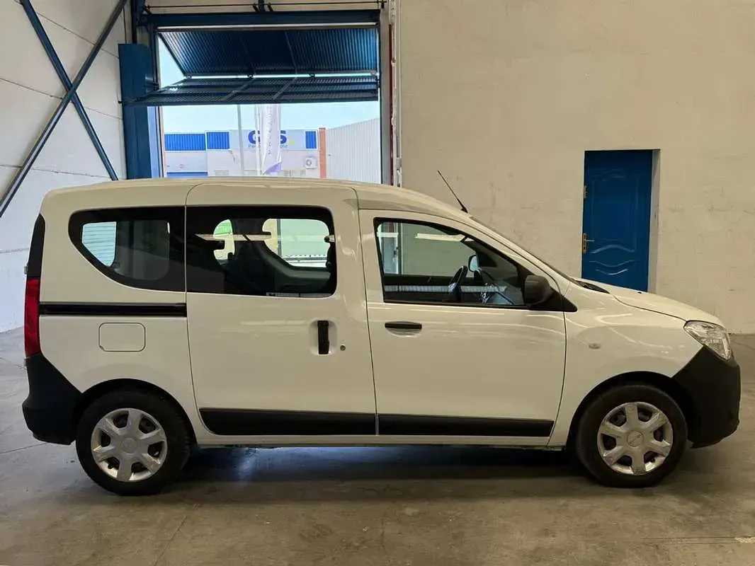 Usado Dacia Dokker Essentiel 109 CV (80 kW) 2021 Blanco Monovolumen