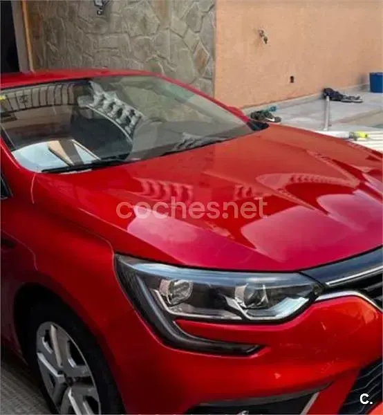 Usado Renault Mégane Intens 100 CV (73 kW) 2017 Rojo Berlina