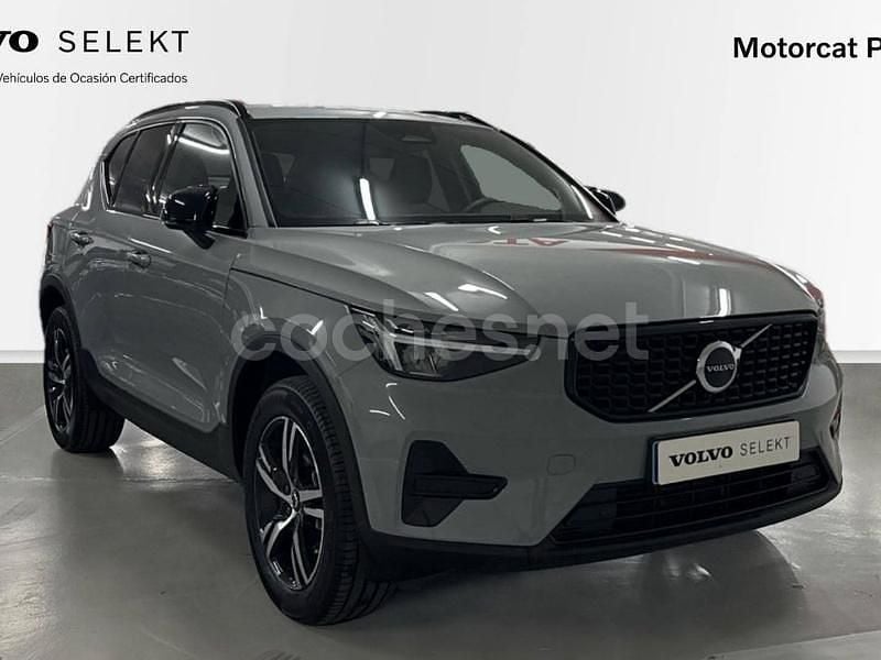 Gris / plata Usado 2024 Volvo XC40 Plus SUV | 38.900 € (Caro) - Imagen 1/4