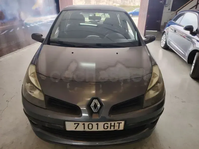 Usado Renault Clio II Dynamique 85 CV (62 kW) 2008 Gris / plata Berlina