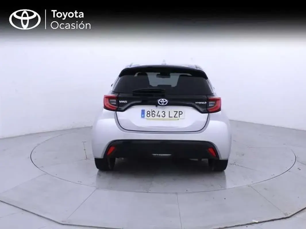 Usado Toyota Yaris Hybrid Style 116 CV (85 kW) 2022 Gris Berlina