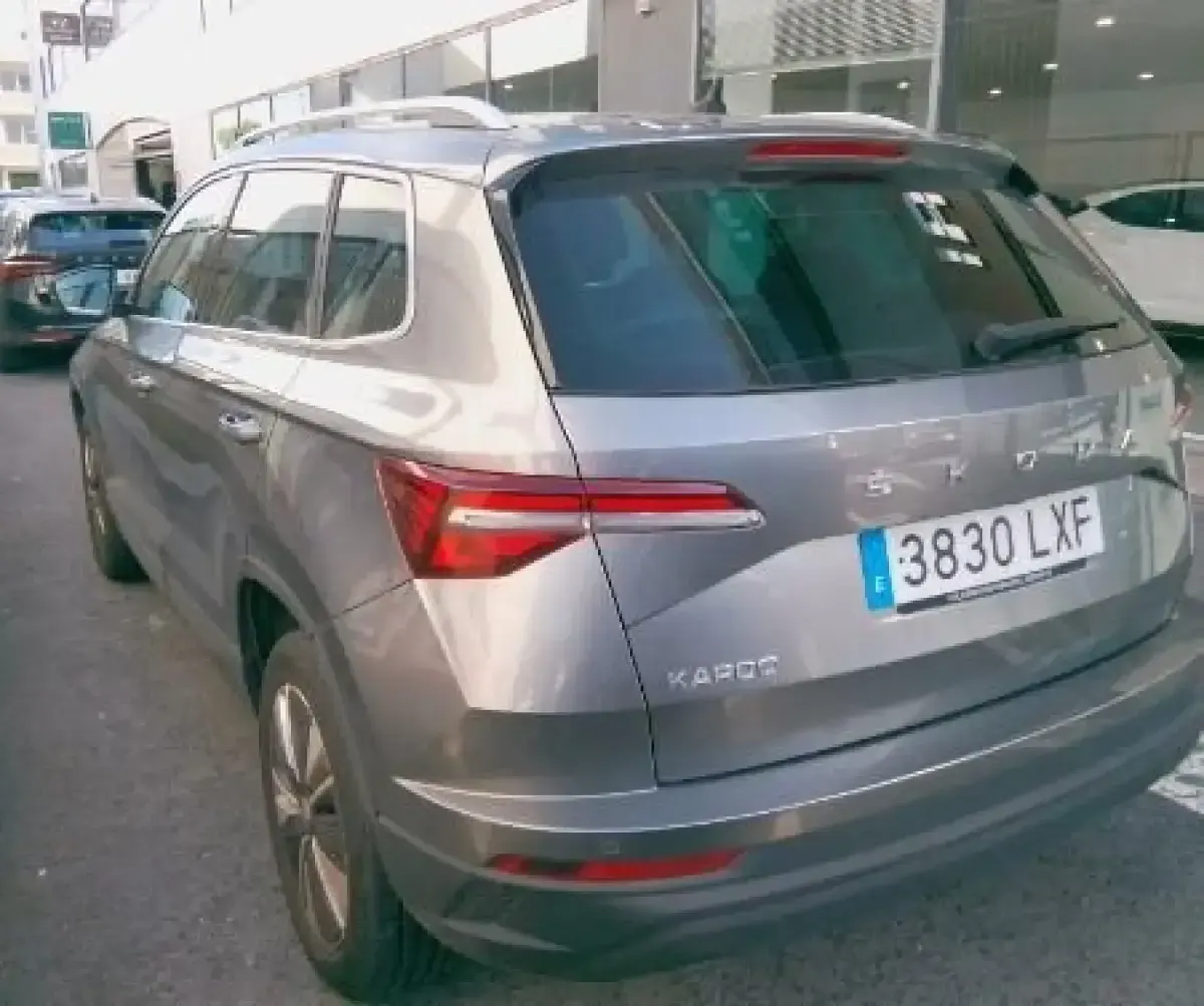 Usado Skoda Karoq Ambition 115 CV (84 kW) 2022 Gris/plata SUV