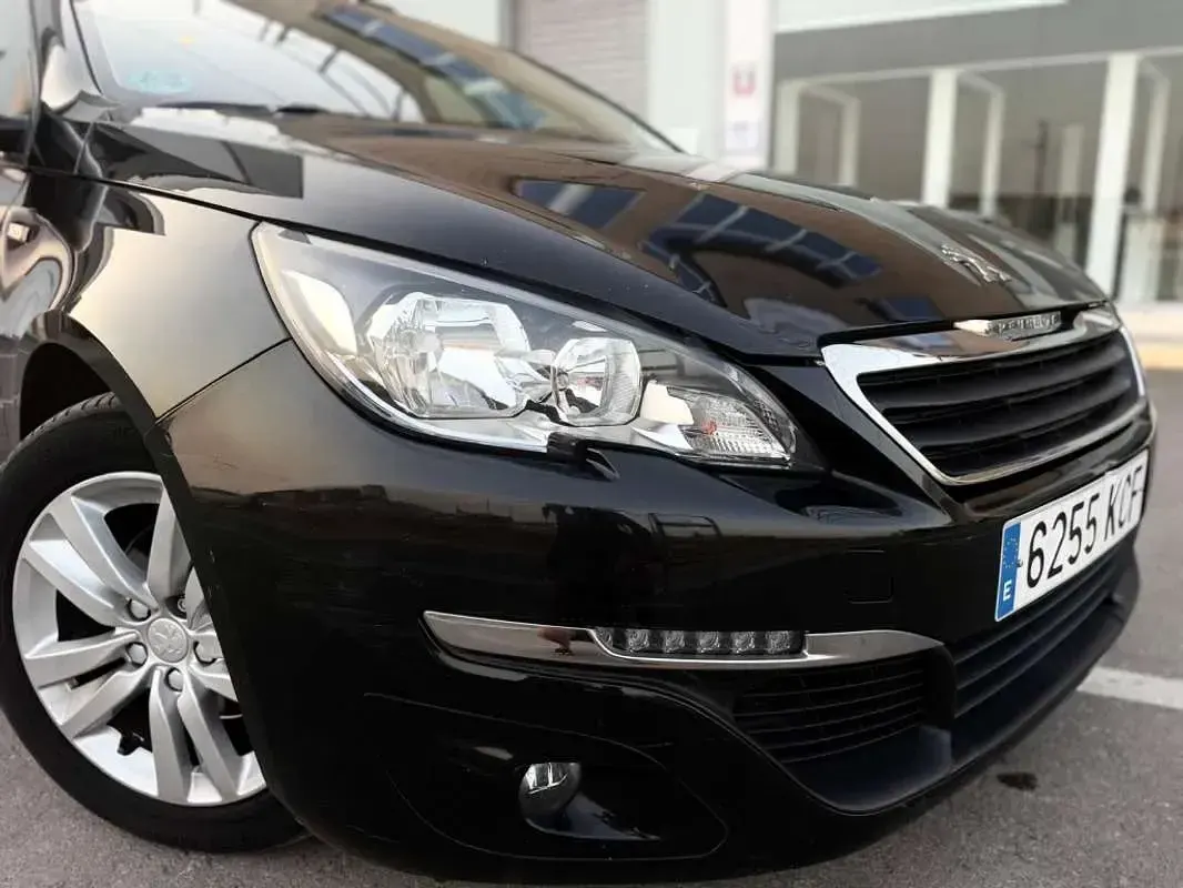 Usado Peugeot 308 SW Active 120 CV (88 kW) 2017 Negro Familiar