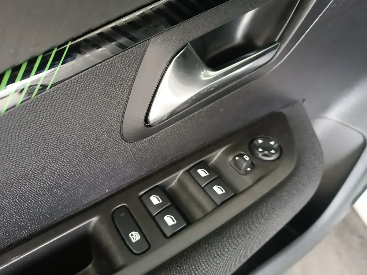 Usado Peugeot 208 Active 100 CV (73 kW) 2024 Blanco Utilitario