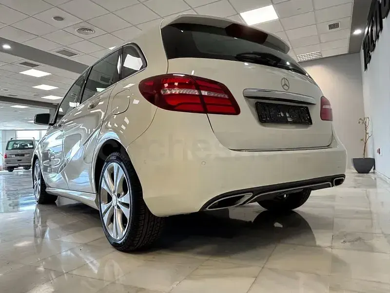 Usado Mercedes B180 Urban 109 CV (80 kW) 2016 Blanco Utilitario