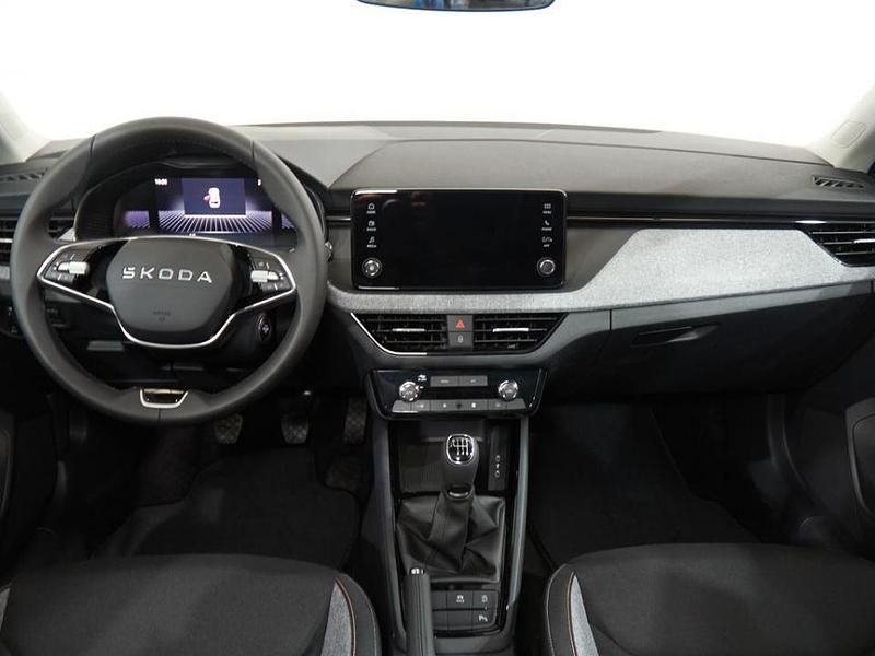 Usado Skoda Scala Selection 116 CV (85 kW) 2025 Gris plata Utilitario