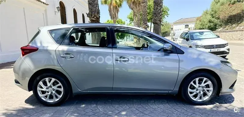 Usado Toyota Auris 116 CV (85 kW) 2017 Gris / plata Berlina
