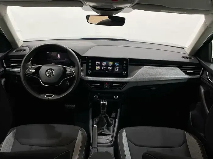 Usado Skoda Kamiq Selection 115 CV (84 kW) 2025 Gris / plata SUV
