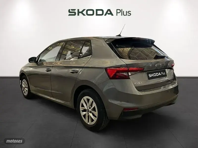 Usado Skoda Fabia Selection 95 CV (69 kW) 2025 Gris Utilitario