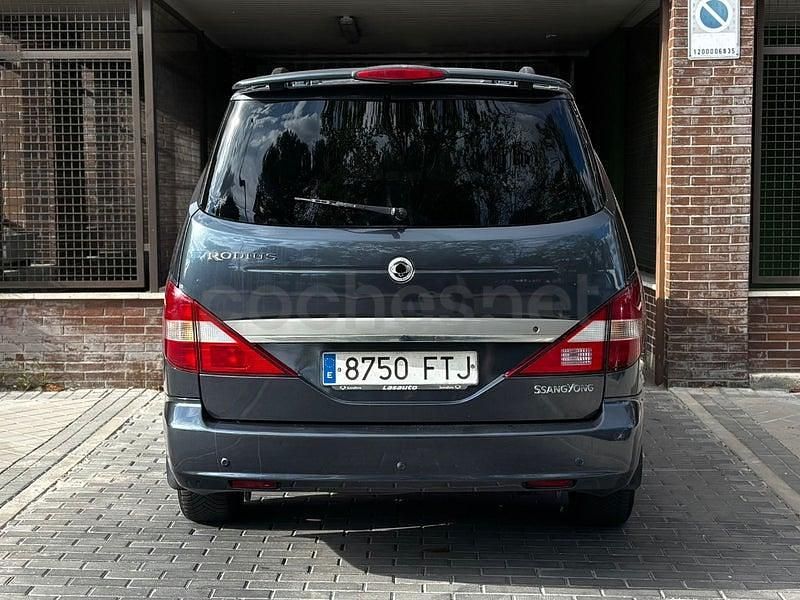 Usado Ssangyong (KGM) Rodius Limited 165 CV (121 kW) 2007 Gris / plata Monovolumen