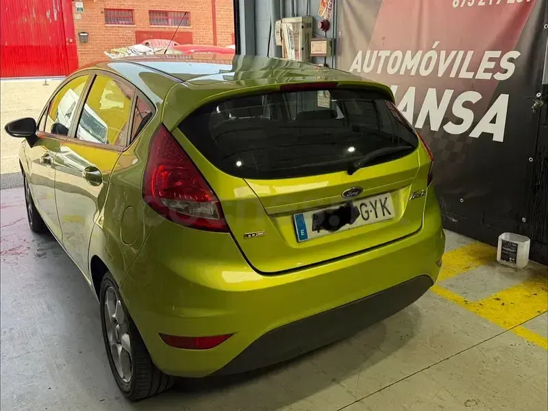 Usado Ford Fiesta Trend 68 CV (50 kW) 2010 Verde Berlina