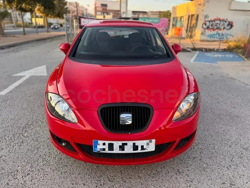 Usado Seat Leon Reference 105 CV (77 kW) 2010 Rojo Utilitario