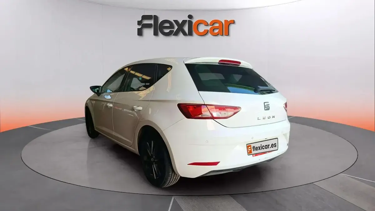 Usado Seat Leon Style 130 CV (95 kW) 2018 Blanco Berlina