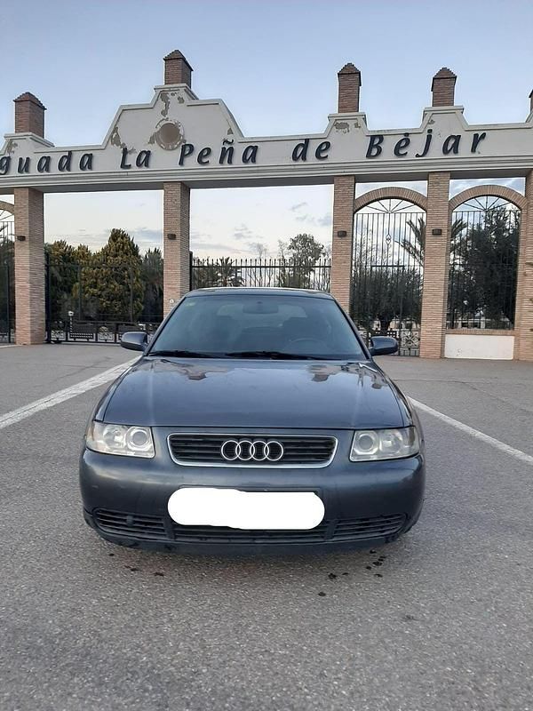 Usado Audi A3 Ambiente 131 CV (96 kW) 2001 Gris Utilitario