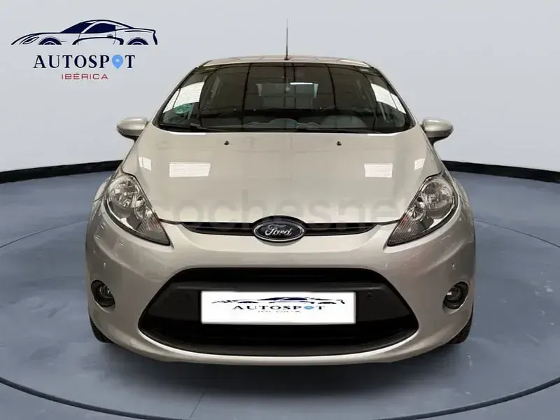 Usado Ford Fiesta Trend 82 CV (60 kW) 2010 Gris / plata Berlina